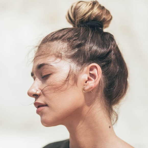 Minimalist stud earrings - Picture 5 of 6